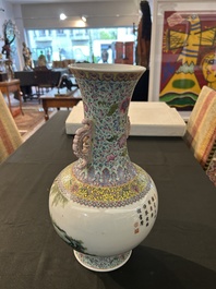 Vase de forme bouteille en porcelaine de Chine famille rose &agrave; d&eacute;cor de dames se d&eacute;tendant dans un jardin de palais, marque de Qianlong, 20&egrave;me si&egrave;cle
