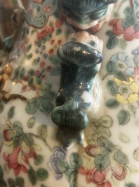 Grand vase en porcelaine de Chine famille rose &agrave; d&eacute;cor de sc&egrave;nes de bataille et de palais sur un socle en bois, 19&egrave;me si&egrave;cle