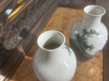 Paire de vases en porcelaine de Chine famille rose &agrave; d&eacute;cor de ma&icirc;tre et de son serviteur dans un paysage avec un coq, marque Qianlong, R&eacute;p., 20&egrave;me s.