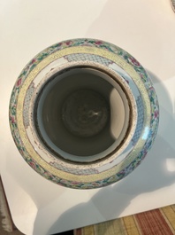 Een paar Chinese famille rose dekselvazen met geanimeerde sc&egrave;nes met onsterfelijken, vrouwen en kinderen, 19de eeuw