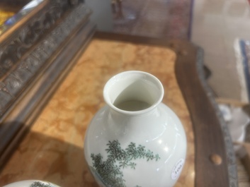 Paire de vases en porcelaine de Chine famille rose &agrave; d&eacute;cor de ma&icirc;tre et de son serviteur dans un paysage avec un coq, marque Qianlong, R&eacute;p., 20&egrave;me s.