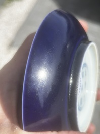 Soucoupe en porcelaine de Chine monochrome bleu, marque de Kangxi, 19&egrave;me/20&egrave;me si&egrave;cle