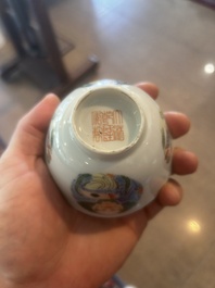 Een paar Chinese wucai dekselkommen met lingzhi, Qianlong merk, Republiek, 20ste eeuw