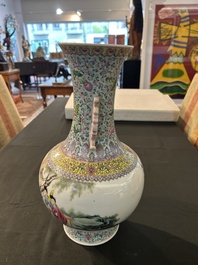 Vase de forme bouteille en porcelaine de Chine famille rose &agrave; d&eacute;cor de dames se d&eacute;tendant dans un jardin de palais, marque de Qianlong, 20&egrave;me si&egrave;cle