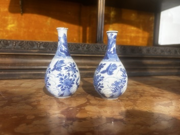 Paire de vases de forme bouteille en porcelaine de Chine bleu et blanc &agrave; d&eacute;cor de grues, Kangxi