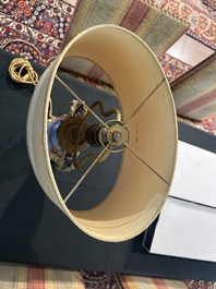 Paire de vases en porcelaine de Chine famille rose &agrave; d&eacute;cor mandarin aux montures en bronze dor&eacute; mont&eacute;e en lampes, Qianlong