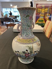 Vase de forme bouteille en porcelaine de Chine famille rose &agrave; d&eacute;cor de dames se d&eacute;tendant dans un jardin de palais, marque de Qianlong, 20&egrave;me si&egrave;cle