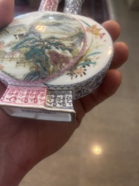 Vase double en porcelaine de Chine famille rose &agrave; d&eacute;cor floral et de paysage, marque de Qianlong, R&eacute;publique, 20&egrave;me si&egrave;cle