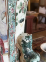 Grand vase en porcelaine de Chine famille rose &agrave; d&eacute;cor de sc&egrave;nes de bataille et de palais sur un socle en bois, 19&egrave;me si&egrave;cle