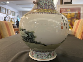 Vase de forme bouteille en porcelaine de Chine famille rose &agrave; d&eacute;cor de dames se d&eacute;tendant dans un jardin de palais, marque de Qianlong, 20&egrave;me si&egrave;cle