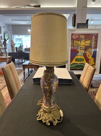 Paire de vases en porcelaine de Chine famille rose &agrave; d&eacute;cor mandarin aux montures en bronze dor&eacute; mont&eacute;e en lampes, Qianlong