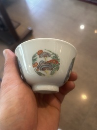 Een paar Chinese wucai dekselkommen met lingzhi, Qianlong merk, Republiek, 20ste eeuw