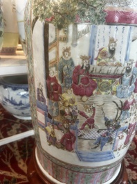 Grand vase en porcelaine de Chine famille rose &agrave; d&eacute;cor de sc&egrave;nes de bataille et de palais sur un socle en bois, 19&egrave;me si&egrave;cle