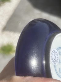 Soucoupe en porcelaine de Chine monochrome bleu, marque de Kangxi, 19&egrave;me/20&egrave;me si&egrave;cle