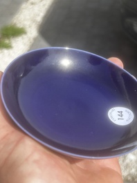 Soucoupe en porcelaine de Chine monochrome bleu, marque de Kangxi, 19&egrave;me/20&egrave;me si&egrave;cle