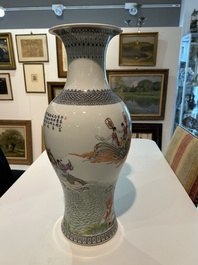 Een Chinese famille rose balustervaas met onsterfelijken in een paleistuin, Qianlong merk, Republiek, 20ste eeuw