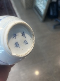 Bo&icirc;te &agrave; th&eacute; en porcelaine de Chine bleu et blanc &agrave; monture en argent hollandais, Kangxi