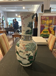 Vase en porcelaine de Chine famille verte dite 'de Nankin'  &agrave; d&eacute;cor de visite &agrave; la cour, 19&egrave;me si&egrave;cle