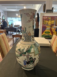 Vase en porcelaine de Chine famille verte dite 'de Nankin'  &agrave; d&eacute;cor de visite &agrave; la cour, 19&egrave;me si&egrave;cle