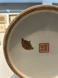 Een Chinese famille rose balustervaas met onsterfelijken in een paleistuin, Qianlong merk, Republiek, 20ste eeuw