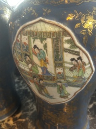 Paire de vases en porcelaine de Chine famille verte sur fond bleu poudr&eacute; &agrave; d&eacute;cor de sc&egrave;nes de palais, 19&egrave;me si&egrave;cle