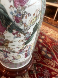 Grand vase en porcelaine de Chine famille rose &agrave; d&eacute;cor de sc&egrave;nes de bataille et de palais sur un socle en bois, 19&egrave;me si&egrave;cle