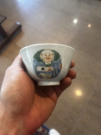 Een paar Chinese wucai dekselkommen met lingzhi, Qianlong merk, Republiek, 20ste eeuw