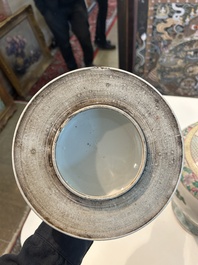 Een paar Chinese famille rose dekselvazen met geanimeerde sc&egrave;nes met onsterfelijken, vrouwen en kinderen, 19de eeuw