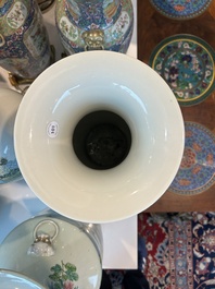 Een Chinese famille rose balustervaas met onsterfelijken in een paleistuin, Qianlong merk, Republiek, 20ste eeuw