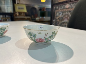 Een paar Chinese famille rose kommen met pioenen en vlinders, Jiangxi Zhen Pin merk, Republiek, 20ste eeuw