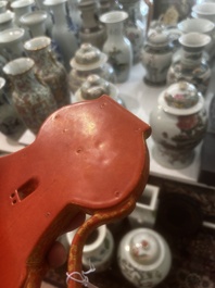 A Chinese ewer-shaped coral-red ground wall pocket vase with gilt lotus scrolls, Qianlong mark, 20th C.