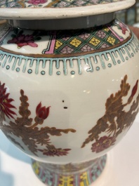 Paire de vases en porcelaine de Chine famille rose &agrave; d&eacute;cor floral, 19&egrave;me si&egrave;cle