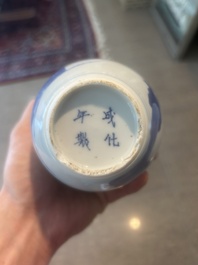 Bo&icirc;te &agrave; th&eacute; en porcelaine de Chine bleu et blanc &agrave; monture en argent hollandais, Kangxi