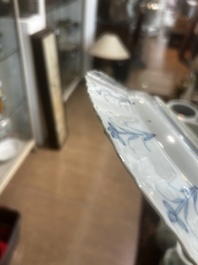 Plat en porcelaine de Chine bleu et blanc &agrave; d&eacute;cor d'une chasse mongole, marque de Chenghua, Kangxi