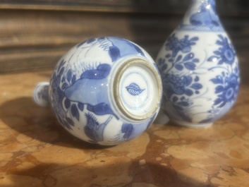 Paire de vases de forme bouteille en porcelaine de Chine bleu et blanc &agrave; d&eacute;cor de grues, Kangxi