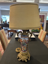 Paire de vases en porcelaine de Chine famille rose &agrave; d&eacute;cor mandarin aux montures en bronze dor&eacute; mont&eacute;e en lampes, Qianlong