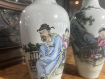 Paire de vases en porcelaine de Chine famille rose &agrave; d&eacute;cor de ma&icirc;tre et de son serviteur dans un paysage avec un coq, marque Qianlong, R&eacute;p., 20&egrave;me s.