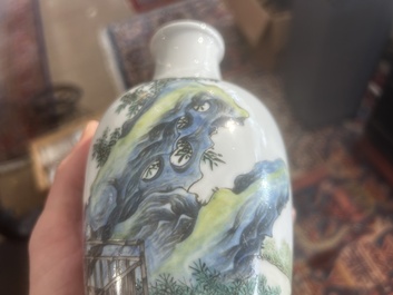Paire de vases en porcelaine de Chine famille rose &agrave; d&eacute;cor de ma&icirc;tre et de son serviteur dans un paysage avec un coq, marque Qianlong, R&eacute;p., 20&egrave;me s.