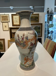 Een Chinese famille rose balustervaas met onsterfelijken in een paleistuin, Qianlong merk, Republiek, 20ste eeuw