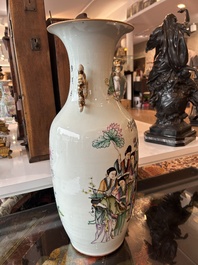 Vase en porcelaine de Chine famille rose &agrave; d&eacute;cor de lettr&eacute;s et d'antiquit&eacute;s au dos, 19&egrave;me/20&egrave;me si&egrave;cle