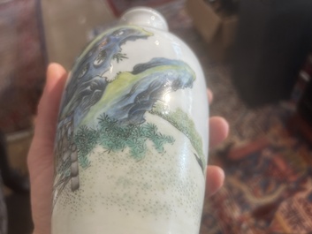 Paire de vases en porcelaine de Chine famille rose &agrave; d&eacute;cor de ma&icirc;tre et de son serviteur dans un paysage avec un coq, marque Qianlong, R&eacute;p., 20&egrave;me s.