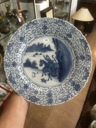 Plat en porcelaine de Chine bleu et blanc &agrave; d&eacute;cor d'une chasse mongole, marque de Chenghua, Kangxi
