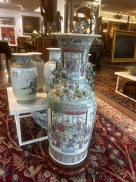 Grand vase en porcelaine de Chine famille rose &agrave; d&eacute;cor de sc&egrave;nes de bataille et de palais sur un socle en bois, 19&egrave;me si&egrave;cle