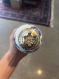 Bo&icirc;te &agrave; th&eacute; en porcelaine de Chine bleu et blanc &agrave; monture en argent hollandais, Kangxi