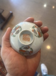 Een paar Chinese wucai dekselkommen met lingzhi, Qianlong merk, Republiek, 20ste eeuw