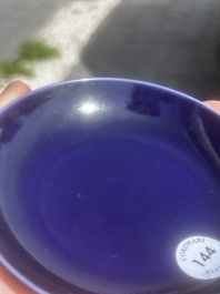 Soucoupe en porcelaine de Chine monochrome bleu, marque de Kangxi, 19&egrave;me/20&egrave;me si&egrave;cle