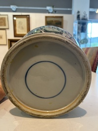 Vase couvert en porcelaine de Chine famille verte &agrave; d&eacute;cor de sc&egrave;nes anim&eacute;es et de chauves-souris, 19&egrave;me si&egrave;cle