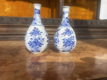 Paire de vases de forme bouteille en porcelaine de Chine bleu et blanc &agrave; d&eacute;cor de grues, Kangxi