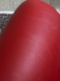 Franz Romero (1951): Een DS-57 Bugatti loungestoel in rood leer en gepolijst aluminium, De Sede, Zwitserland