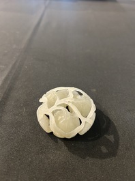 Een opengewerkt Chinees snijwerk in jade in de vorm van een lotusbloem, 19de/20ste eeuw